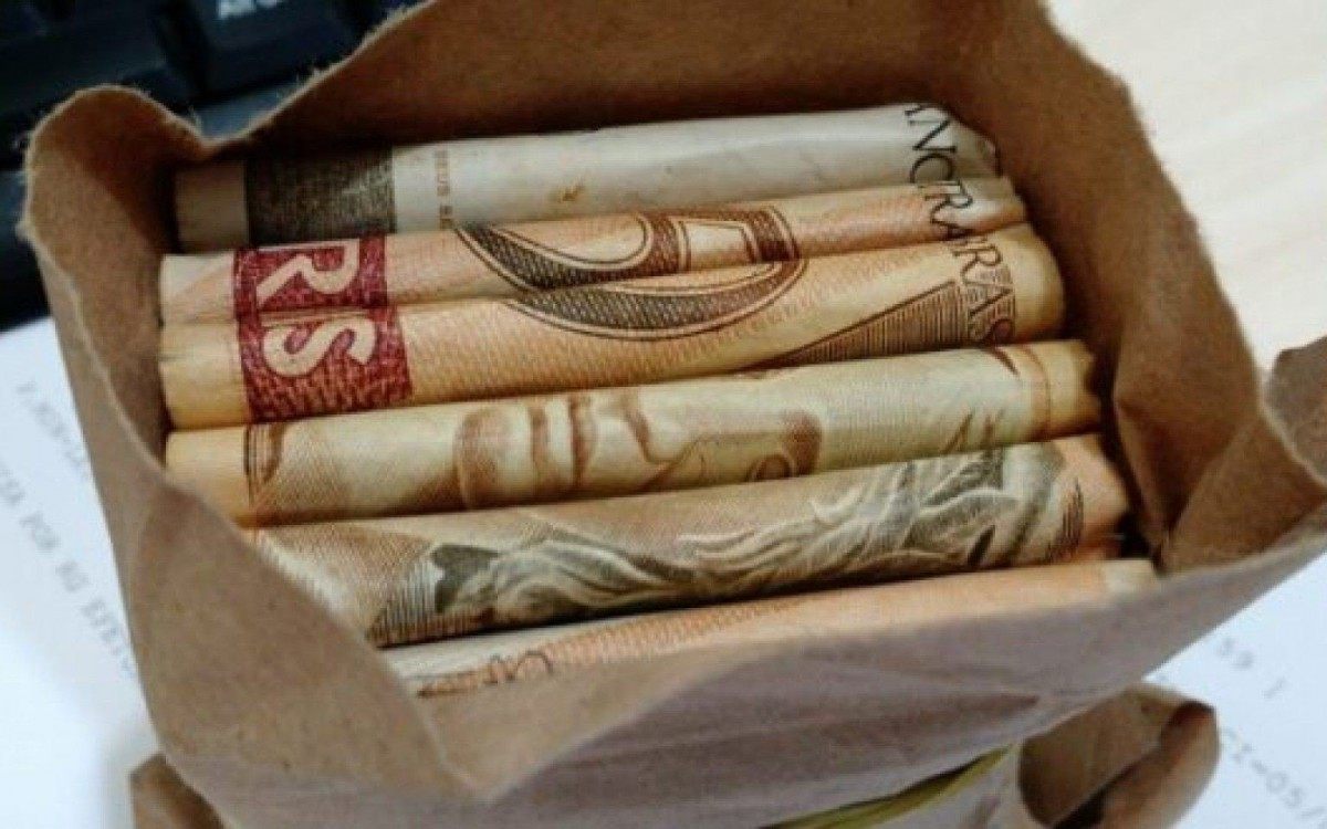 Vítima desconfiou e ao abrir o pacote, verificou que o cartão não era o seu e que de sua conta, já havia desaparecido mais de R$ 10 mil. - Foto: rádio Natividade FM