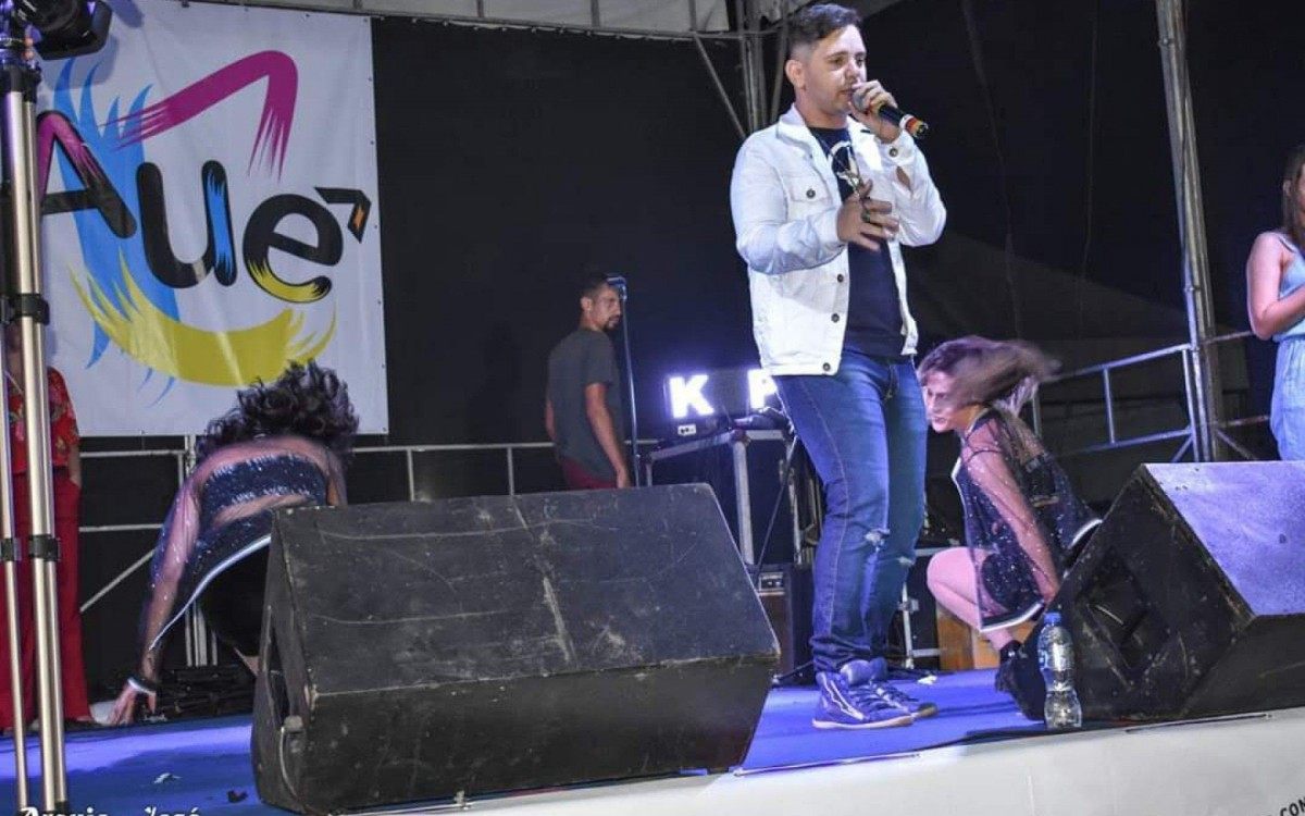 Cantor de São João de Meriti, Philip Link é chamado de Wando da Baixada