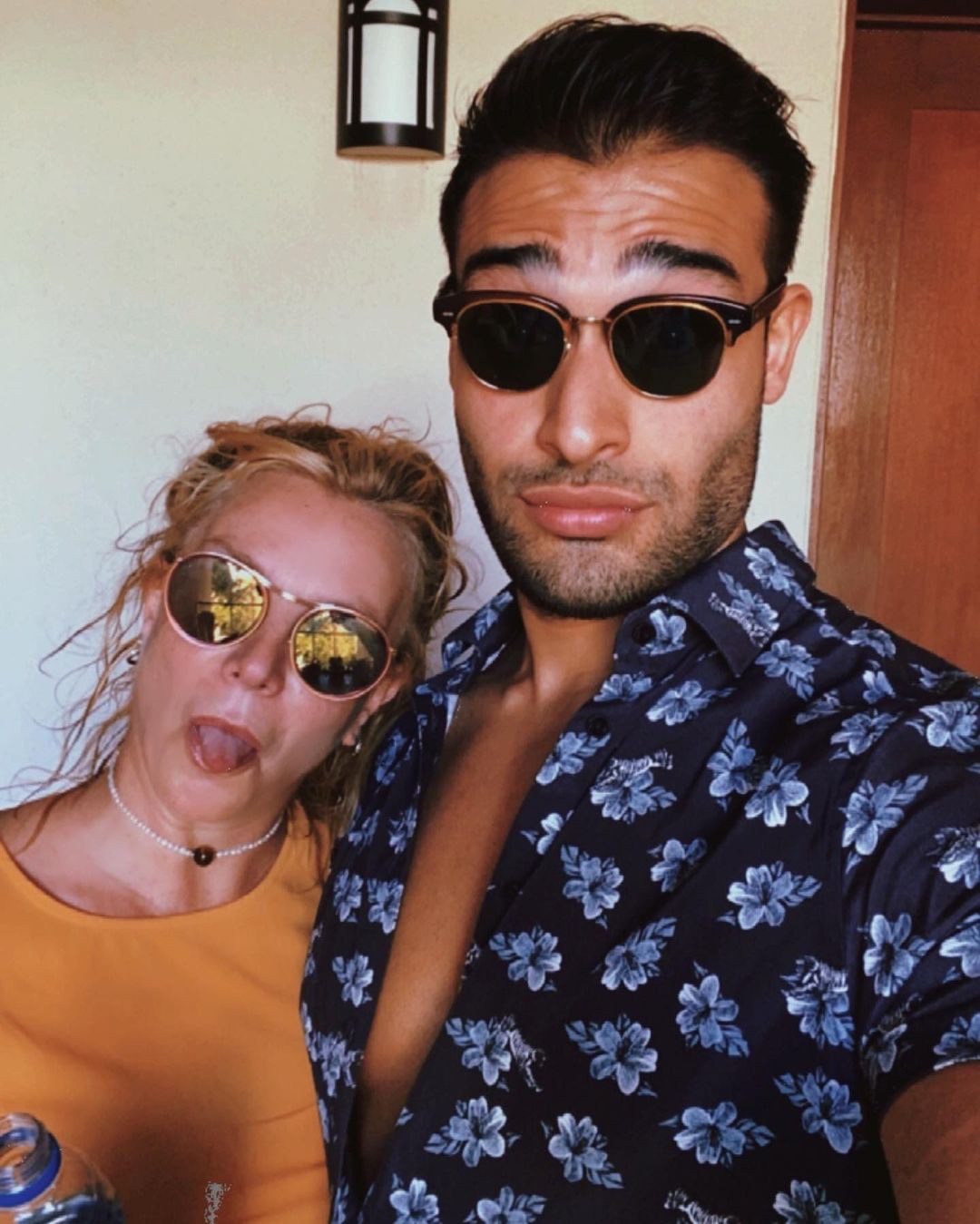 Britney Spears e o namorado, Sam Ashgari - Reprodução Internet