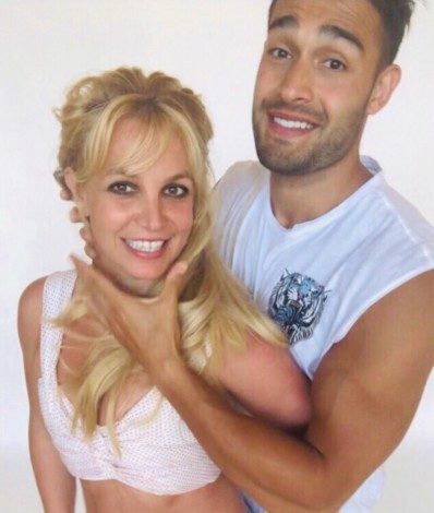 Britney Spears e o namorado, Sam Ashgari - Reprodução Internet