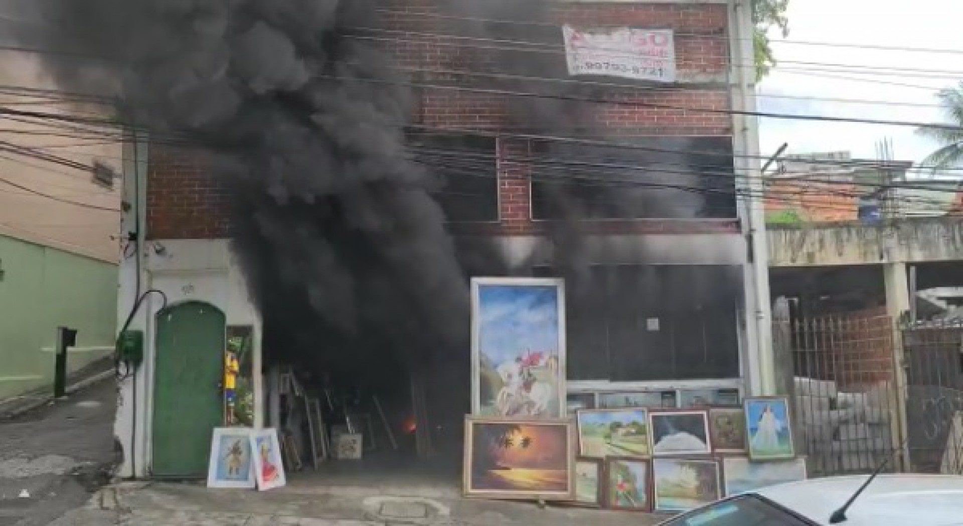V&iacute;deo: Casa pega fogo na Ladeira da Freguesia, na Zona Oeste