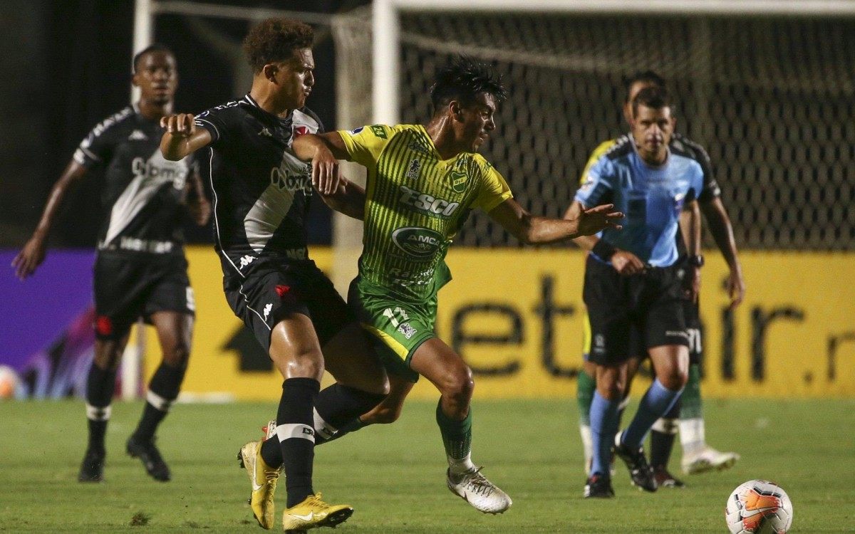 Brazil's Vasco da Gama Neto Borges (L) and Argentina's Defensa y Justicia Uruguayan Washington Camacho vie for the ball during their closed-door Copa Sudamericana round before the quarterfinals football match at the Sao Januario stadium in Rio de Janeiro, Brazil, on December 3, 2020. (Photo by Bruna Prado / POOL / AFP)