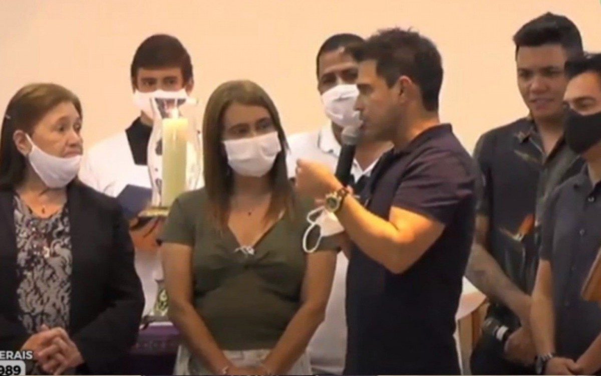 Zezé Di Camargo se emociona na missa do pai - Reprodução de internet