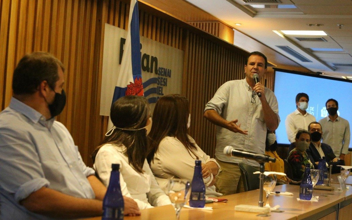 O prefeito eleito do Rio, Eduardo Paes (DEM), j&aacute; havia dito que pretendia voltar com o 14&ordm; sal&aacute;rio para os servidores - Daniel Castelo Branco