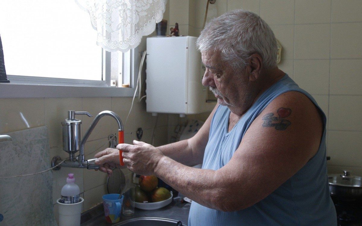 Moradores sofreram falta d'&aacute;gua durante um m&ecirc;s devido a problema na Elevat&oacute;ria do Lameir&atilde;o - Reginaldo Pimenta / Agencia O Dia