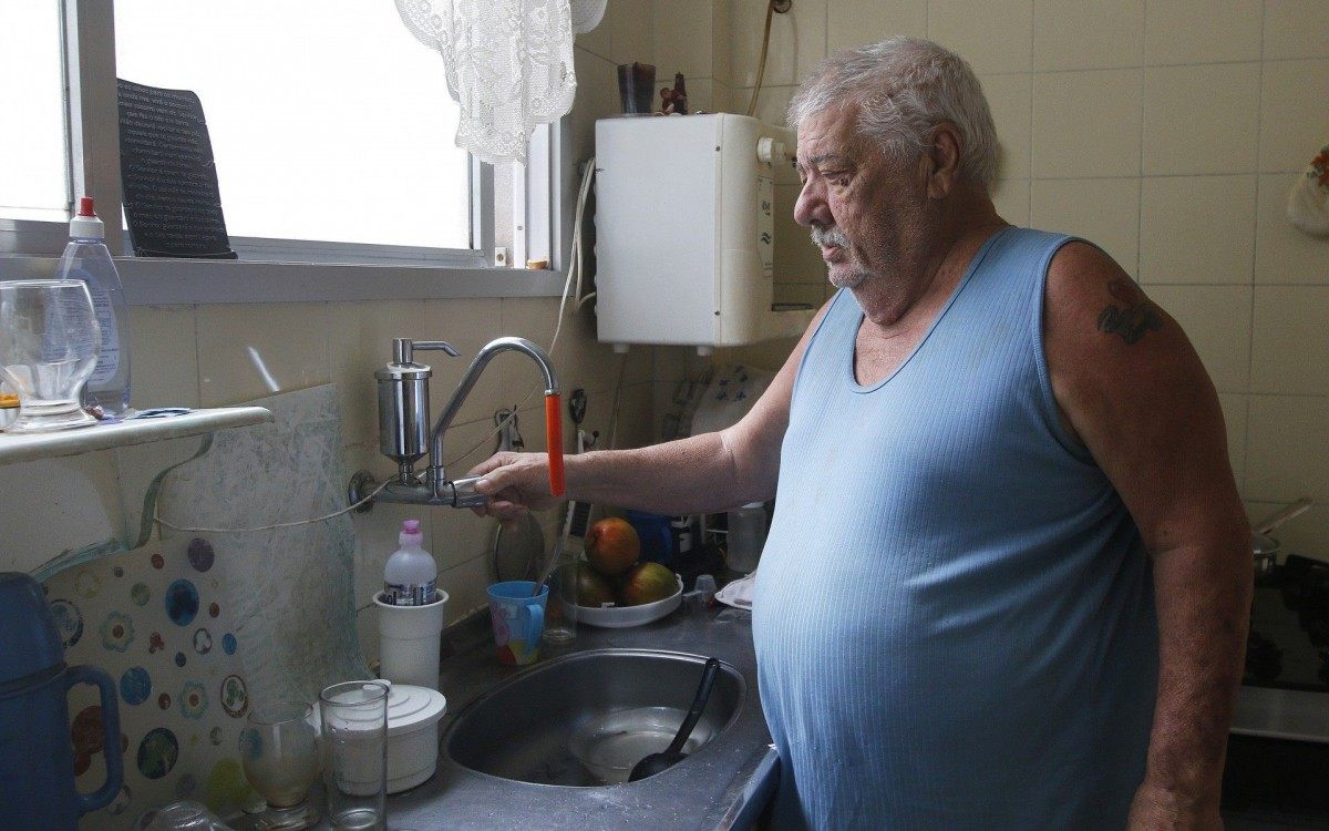 Enor&ecirc; Rodrigues, 71, foi para a casa de praia em busca de &aacute;gua - Reginaldo Pimenta / Agencia O Dia