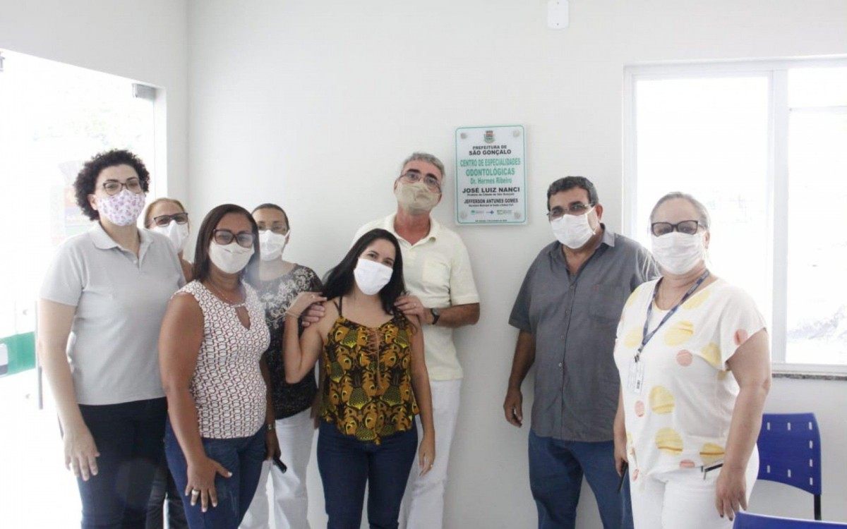 O prefeito e a equipe na inauguração