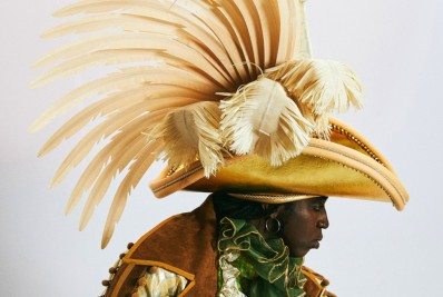 Leandro Vieira, do Império Serrano, divulga fantasia com 'plumas fake' e material alternativo