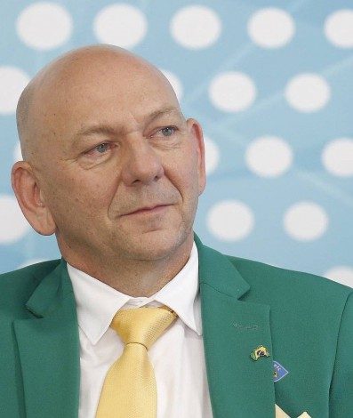 'Véio' da Havan é investigado por suposto financiamento de disparo de mensagens falsas a favor de Bolsonaro em 2018 - IG - Economia