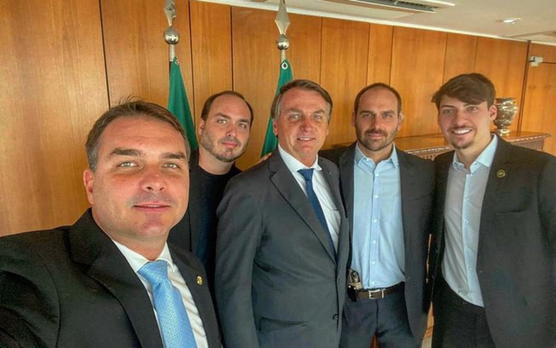 Eduardo Bolsonaro posta foto com arma de fogo dentro do gabinete presidencial