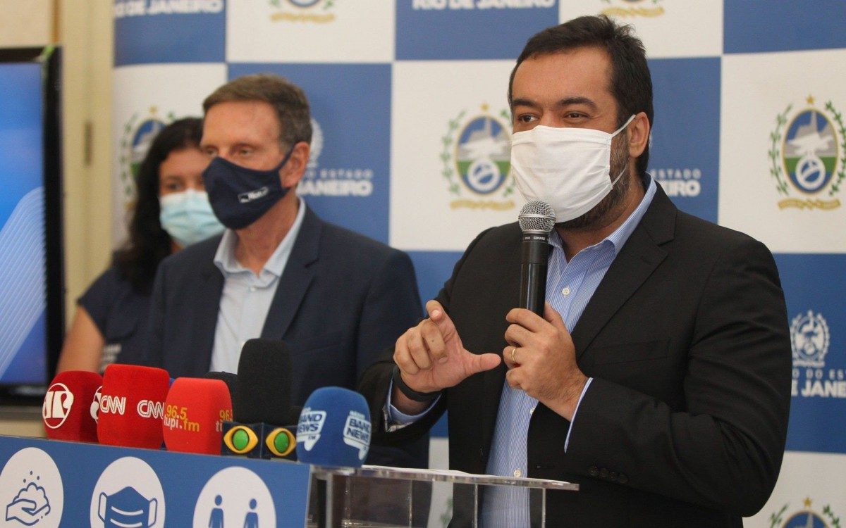 Prefeito Marcelo Crivella e o Governador em exerc&iacute;cio Cl&aacute;udio Castro em coletiva nesta sexta-feira - Estefan Radovicz / Agencia O Dia