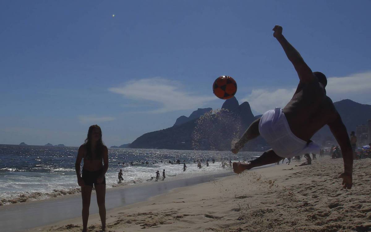 Rio de Janeiro 04/12/2020 - Clima tempo na praia do Arpoador, movimentação de banhistas. Foto: Luciano Belford/Agencia O Dia