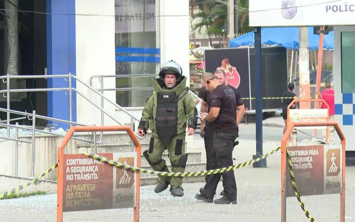 Agentes do Esquadr&atilde;o Antibombas da Coordenadoria de Recursos Especiais (Core) atuam no local - Reprodução TV Globo
