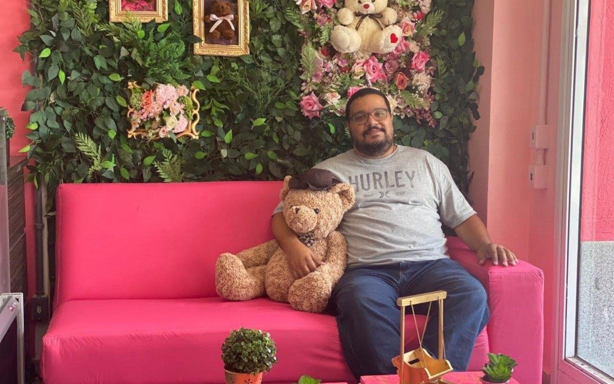 Júnior Mota posa no ambiente fofo da brigaderia