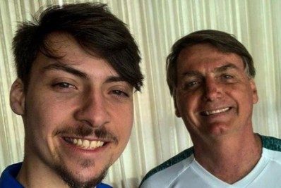 Filho de Bolsonaro irrita família ao dizer que namoraria petista: 'amor sempre prevalece'