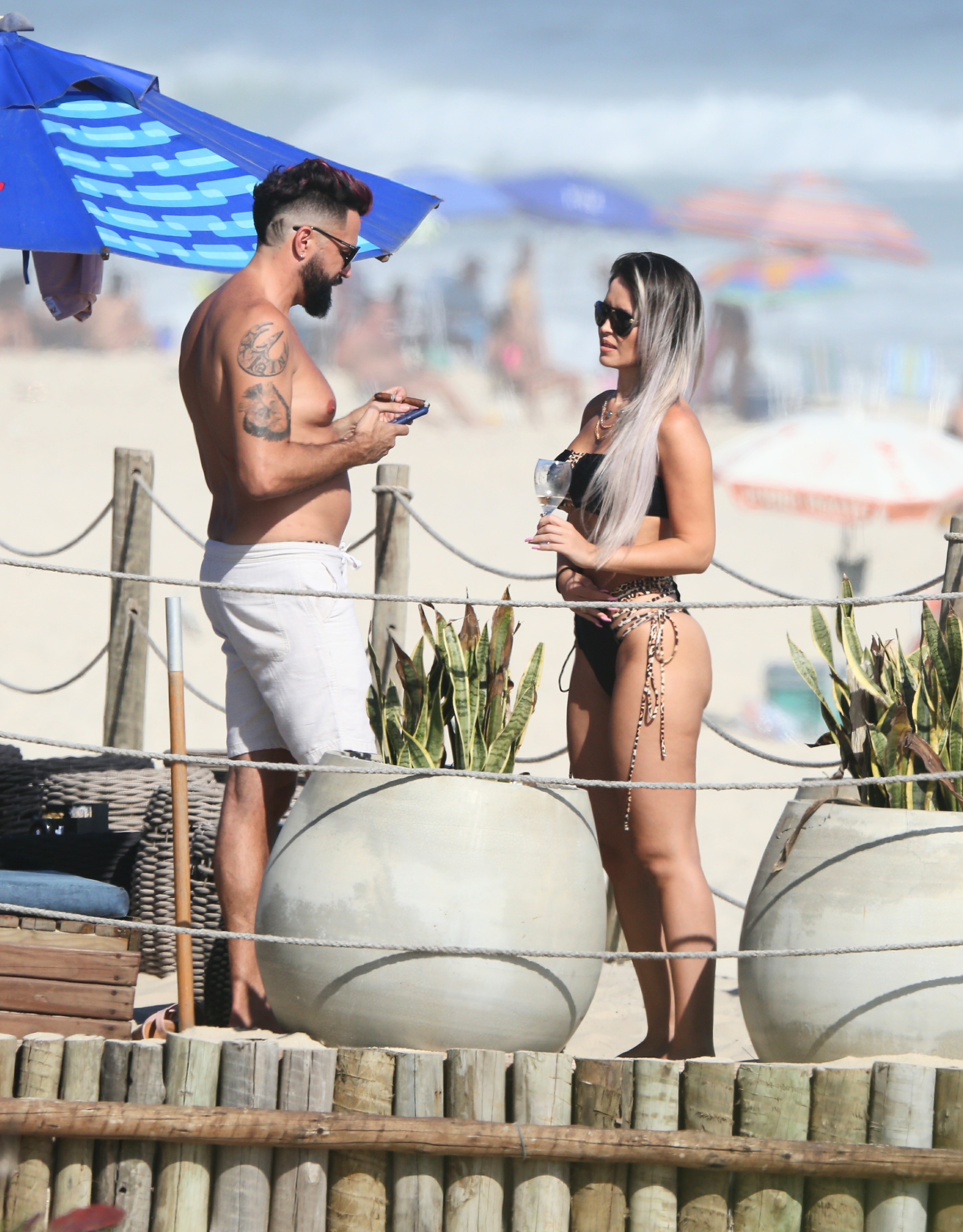 Latino e sua namorada na praia da Barra da Tijuca  -  