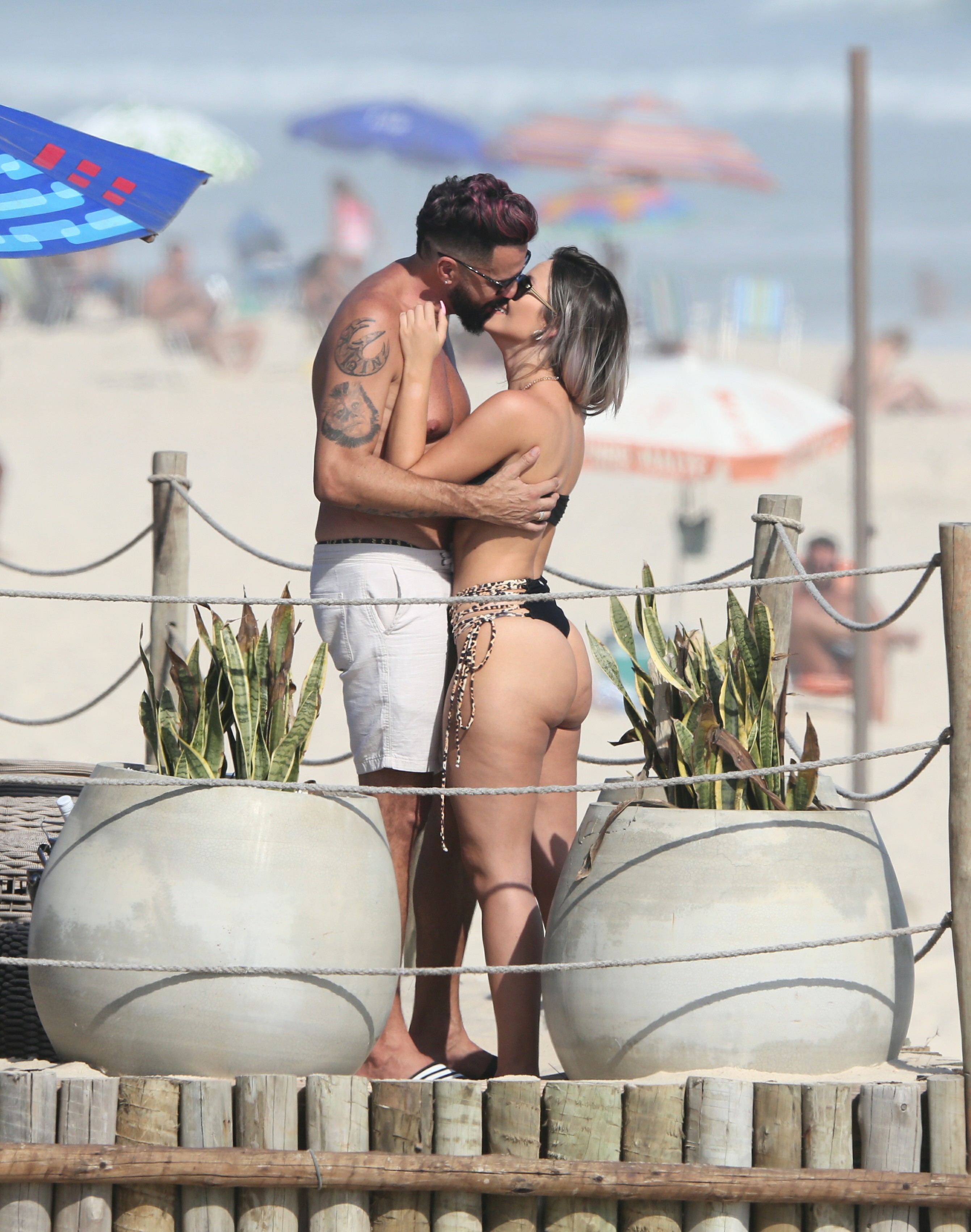 Latino e a noiva fazem a temperatura subir em praia da Zona Oeste