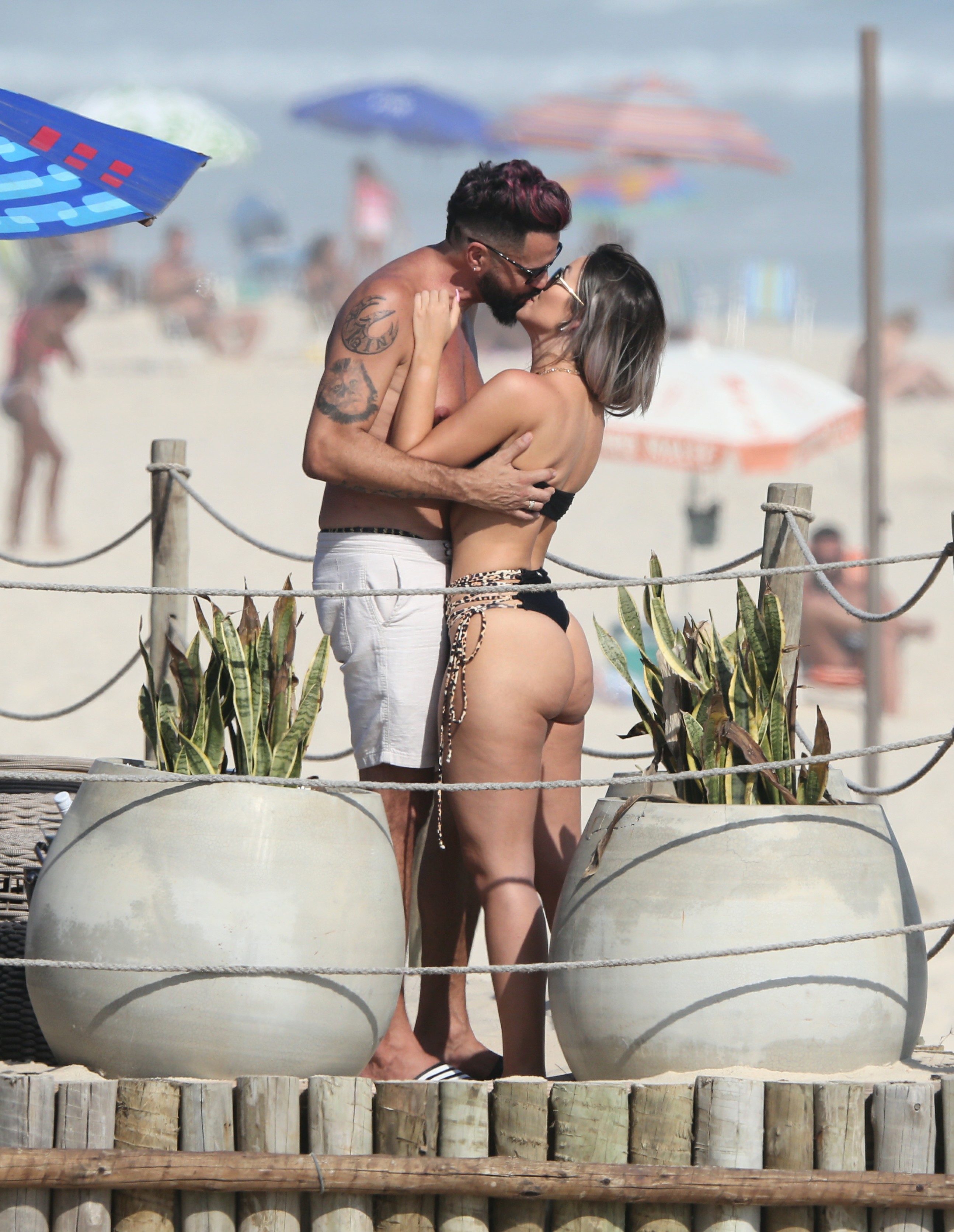 Latino e sua namorada na praia da Barra da Tijuca  -  