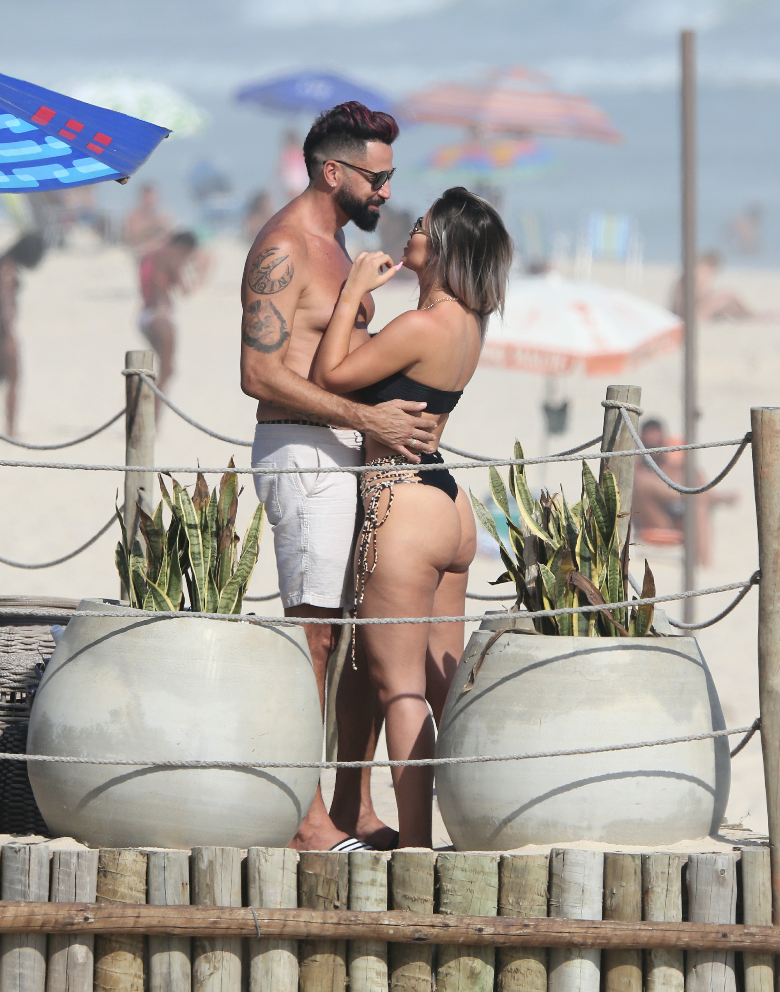 Latino e sua namorada na praia da Barra da Tijuca  -  