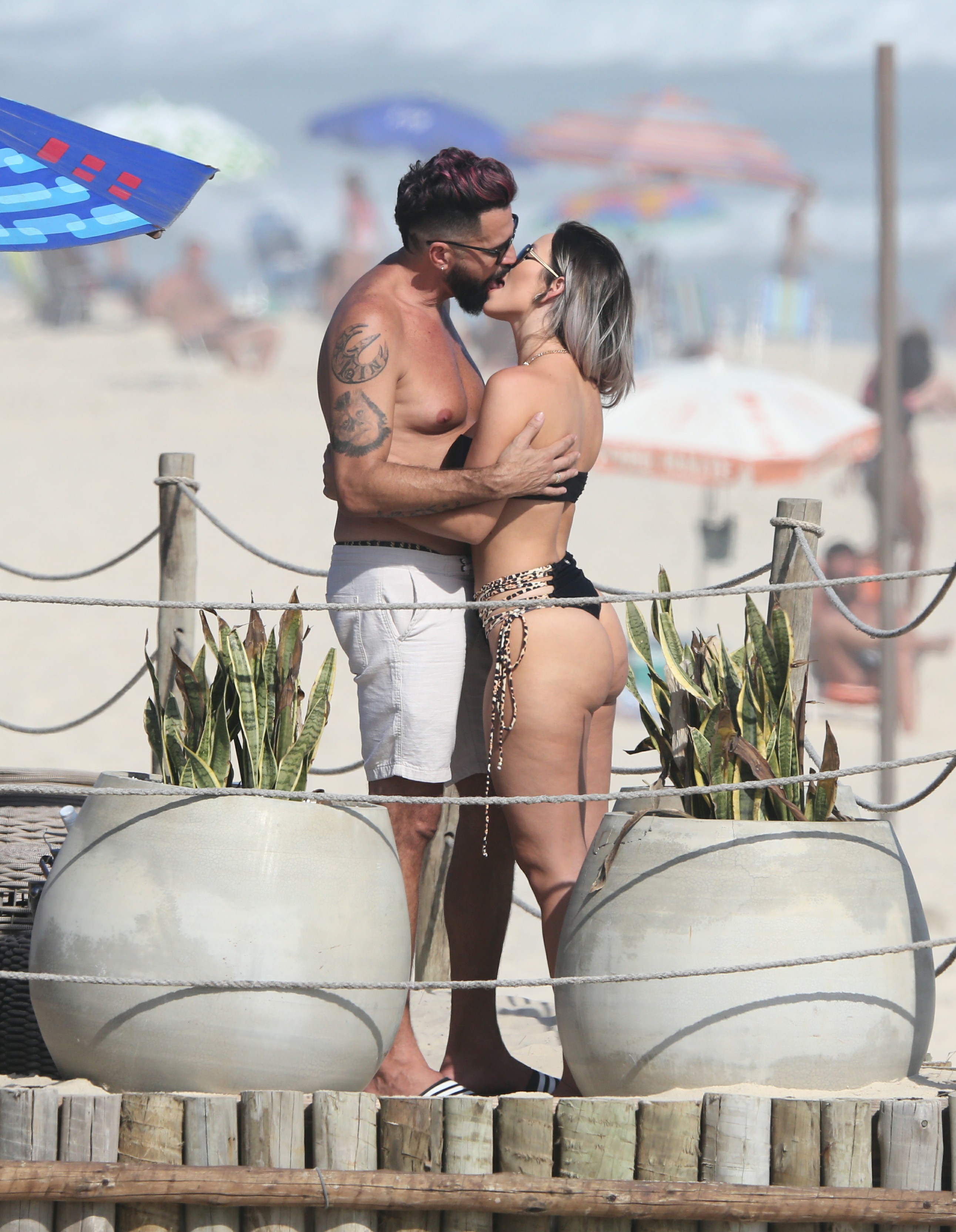 Latino e sua namorada na praia da Barra da Tijuca  -  