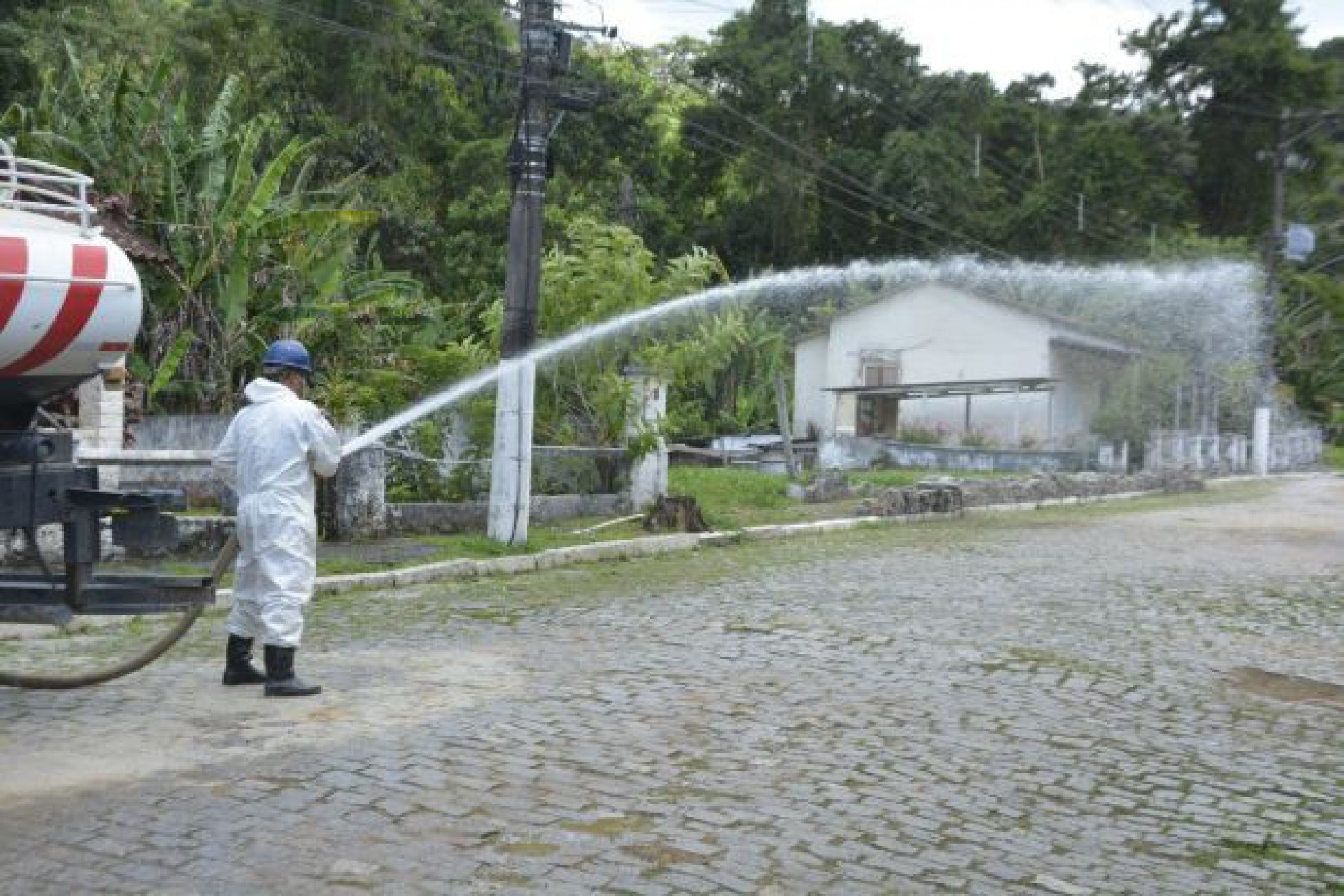 Higienização de ruas teve continuidade nesta quinta-feira em Petrópolis - Reprodução