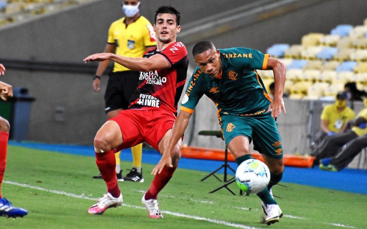 Com a expulsão de Thiago Heleno, o Tricolor teve um jogador a mais desde os 36 minutos do primeiro tempo, mas não conseguiu furar a retranca do Furacão