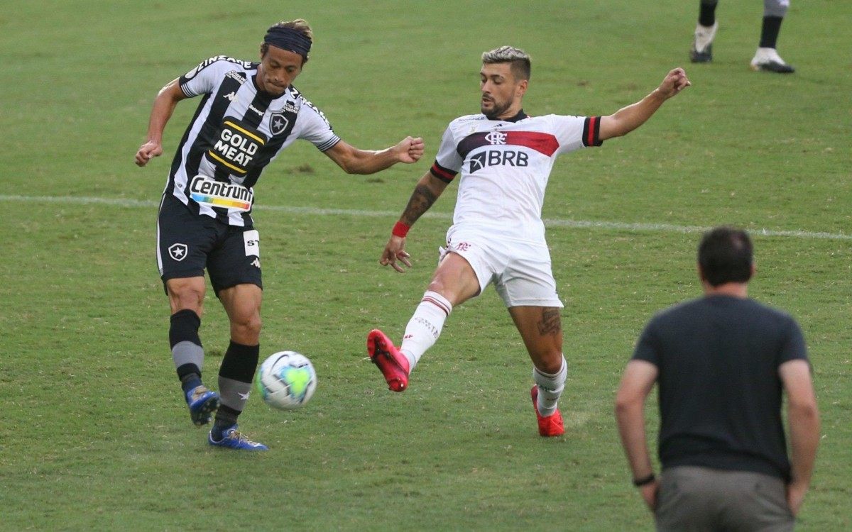 Botafogo e Flamengo se enfrentam no Engenhao pela 24&ordf; rodada do Campeonato Brasileiro.