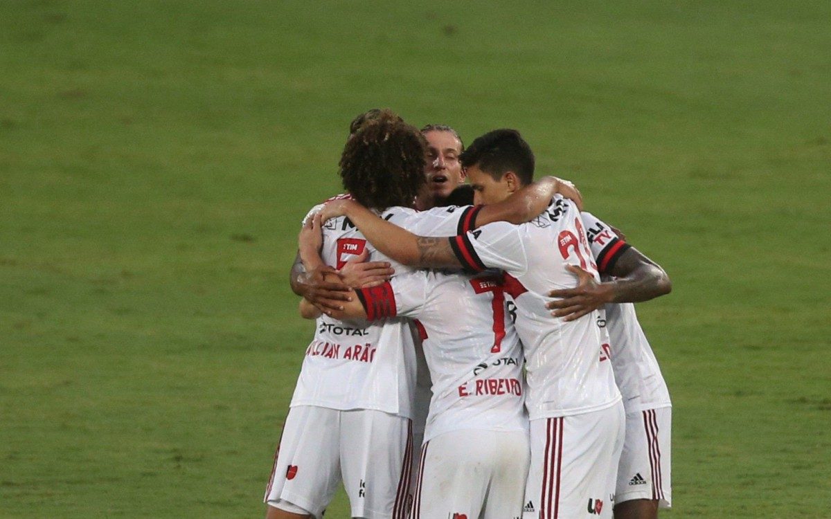 Everton Ribeiro comemora seu gol diante do Botafogo