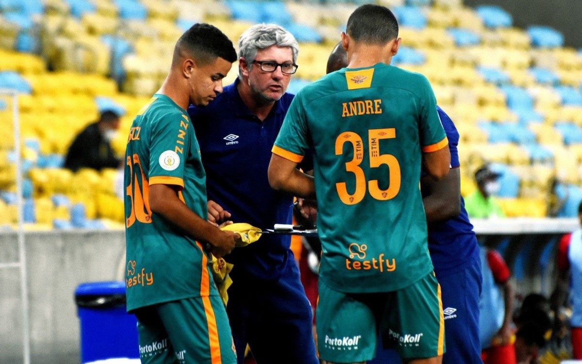 Rio de Janeiro, RJ - Brasil - 05/12/2020 - Maracanã - Miguel Silveira, Odair Hellmann e André
Campeonato Brasileiro. 24ª Rodada. Jogo Fluminense x Athletico-PR.
FOTO DE MAILSON SANTANA/FLUMINENSE FC

IMPORTANTE: Imagem destinada a uso institucional e divulgação, seu uso comercial está vetado incondicionalmente por seu autor e o Fluminense Football Club.

IMPORTANT: Image intended for institutional use and distribution. Commercial use is prohibited unconditionally by its author and Fluminense Football Club.

IMPORTANTE: Imágen para uso solamente institucional y distribuición. El uso comercial es prohibido por su autor y por el Fluminense Football Club. - Mailson Santana/Fluminense FC
