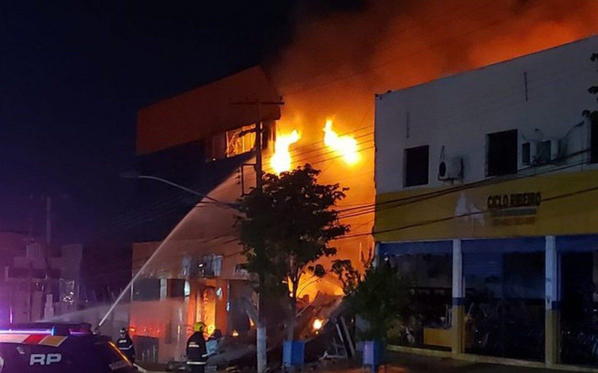 Bombeiros se ferem após prédio desabar durante grande incêndio em lojas no Centro de Cuiabá - Reprodução Twitter