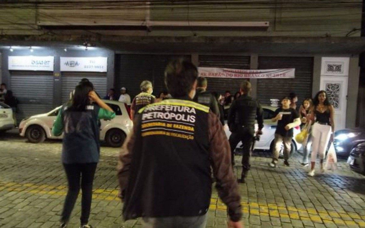 Equipes de fiscalização orientam população para que evite aglomerações na cidade - Reprodução