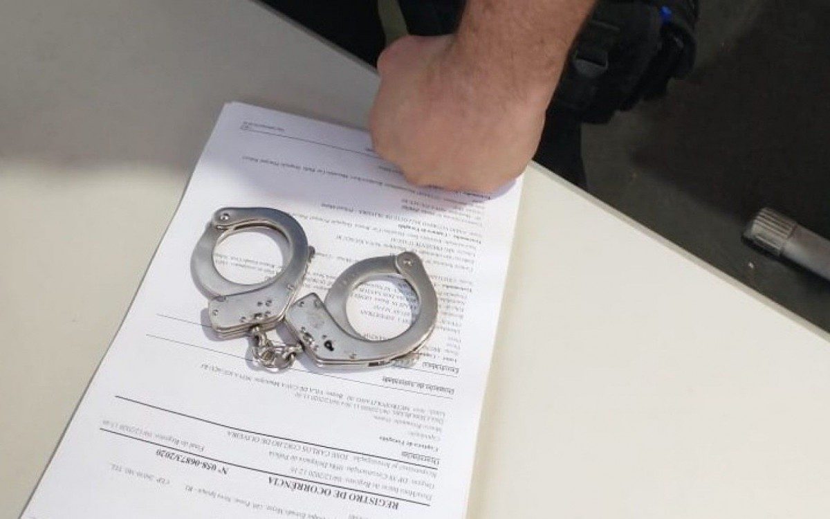 Policiais interceptaram carro no Arco Metropolitano e constataram que um dos homens era procurado  - Divulgação - 24º BPM