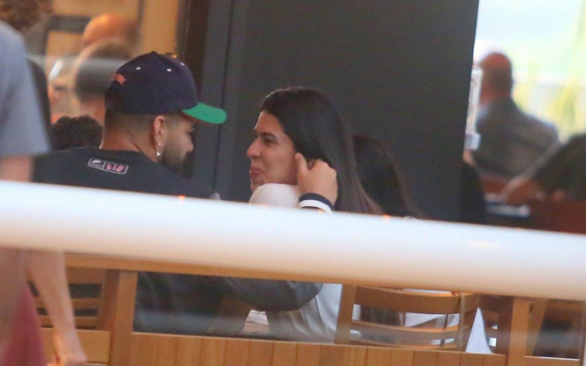 Dilsinho passeia no shopping com a mulher, Beatriz Ferraz