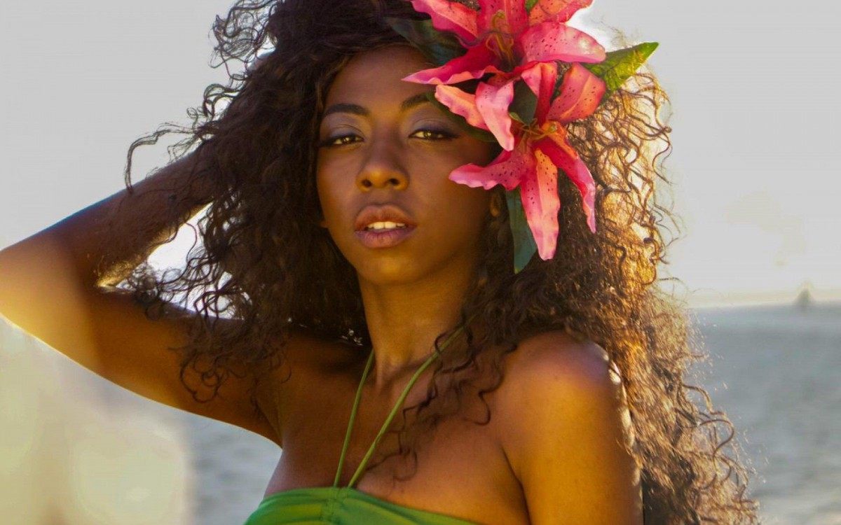 Ganhadora do Prêmio Ubuntu na categoria Artista Multilinguagem, Ella também foi indicada ao Prêmio Cidadania Cultural do Flisgo