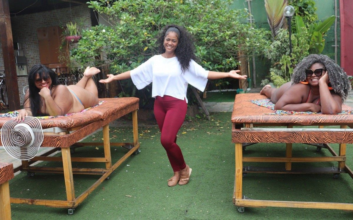 Camila Vargas posa com suas clientes no Espaço Fina Flor Bronzeamento