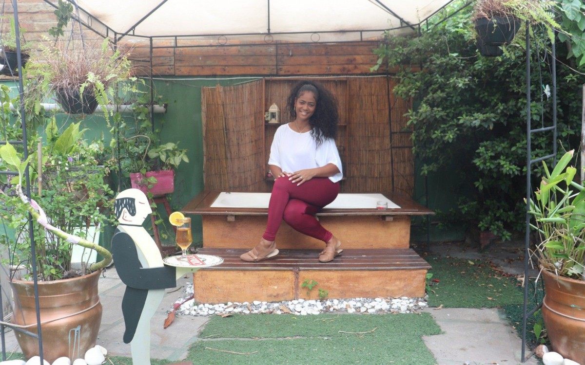 Camila Vargas posa no Espaço Fina Flor Bronzeamento