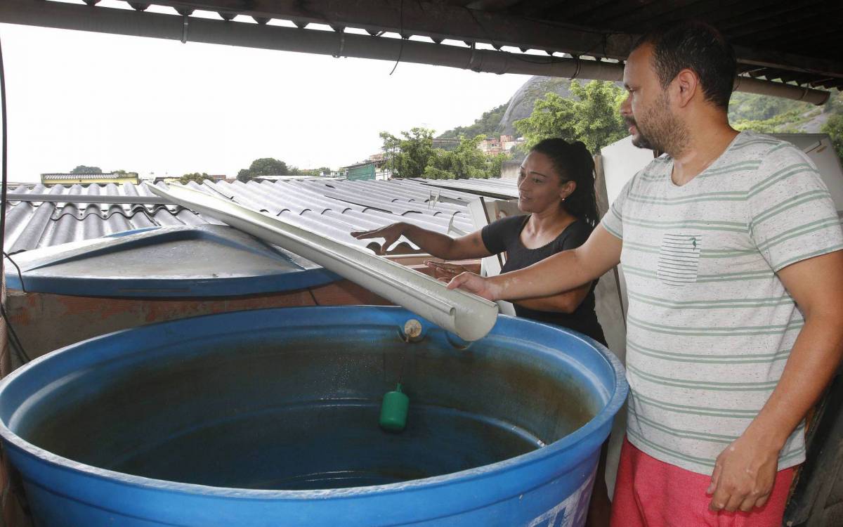 Moradores reclamam da qualidade de &aacute;gua que recebem em casa - Reginaldo Pimenta / Ag&ecirc;ncia O Dia