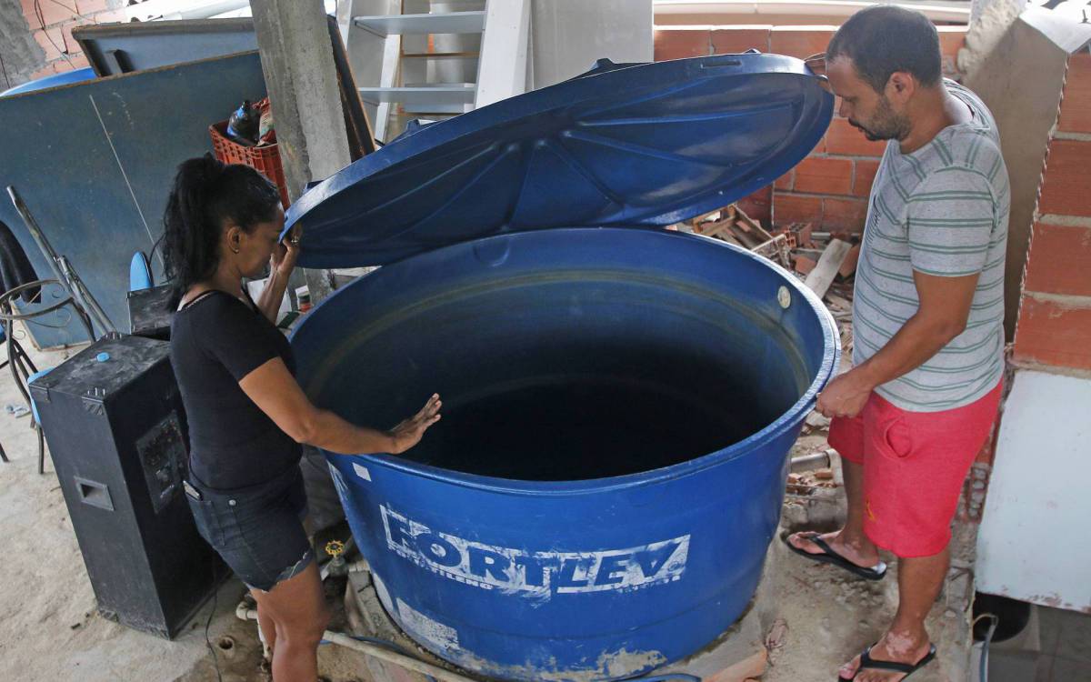 Caixa d&rsquo;&aacute;gua vazia de Maria de Jesus, moradora de Realengo - Reginaldo Pimenta 