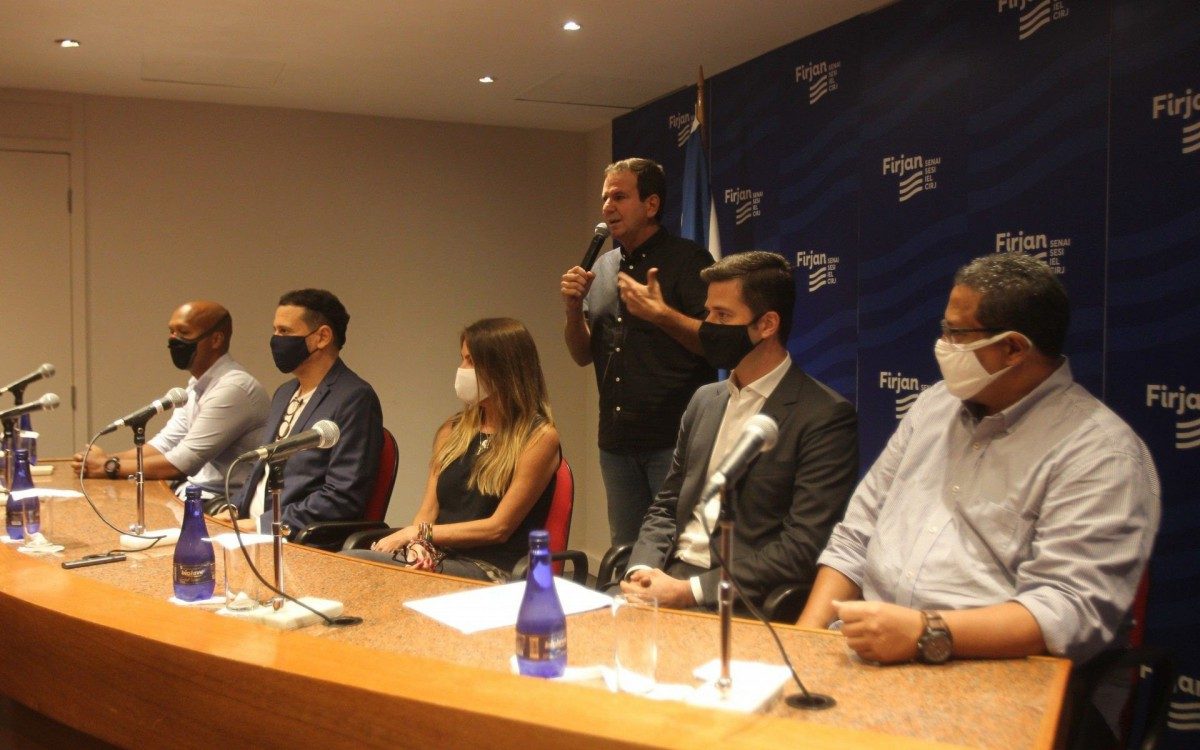 Continuação da apresenta,cão do secretariado do Prefeito Eduardo Paes. Na foto, Esq. p. Dir, Rodrigo Toledo,Sub. Prefeito das Ihas - Marcos Faustini, Sec, de Cultura - Daniela Maia, Pres. Riotur - Cristiano Berardo,Sec, Turismo - Wagner Coé, Sub Prefeito da Grande Tijuca.