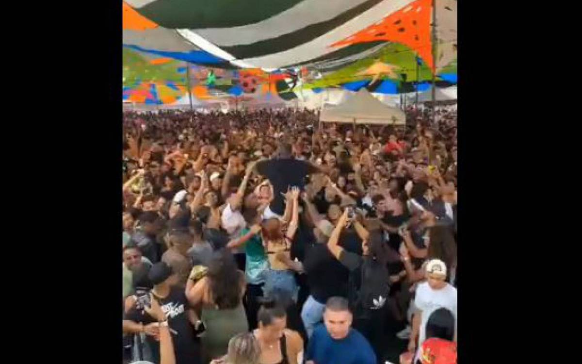 Show de Djonga no Complexo da Maré: uma multidão sem máscara - Reprodução