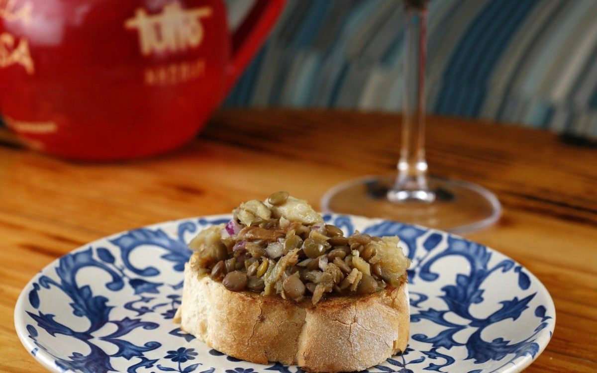 Mini bruschetta de bacalhau e salada de lentilha da chef Helena Murucci, do menu especial de Natal
