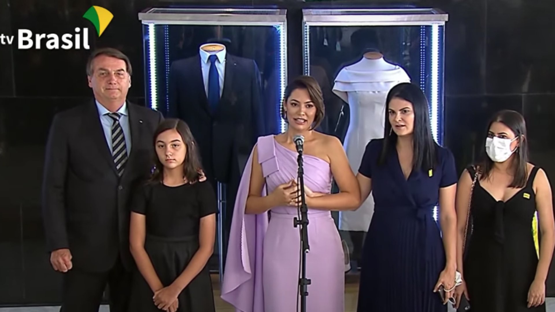Governo inaugura exposição de roupas que Bolsonaro e Michelle usaram no dia da posse