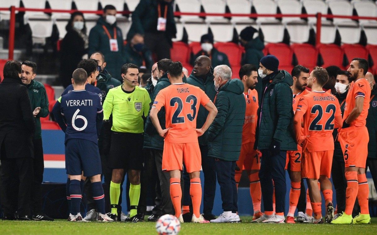 Psg E Istanbul Abandonam Gramado Apos Quarto Arbitro Ser Acusado De Ofensas Racistas Esporte O Dia