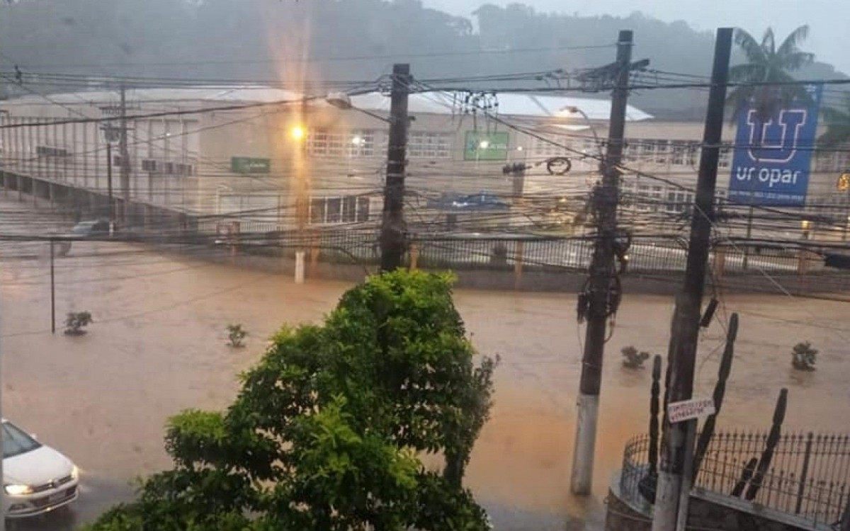No Centro, transbordamento do rio causou alagamento próximo a antiga Fábrica de Rendas Arp