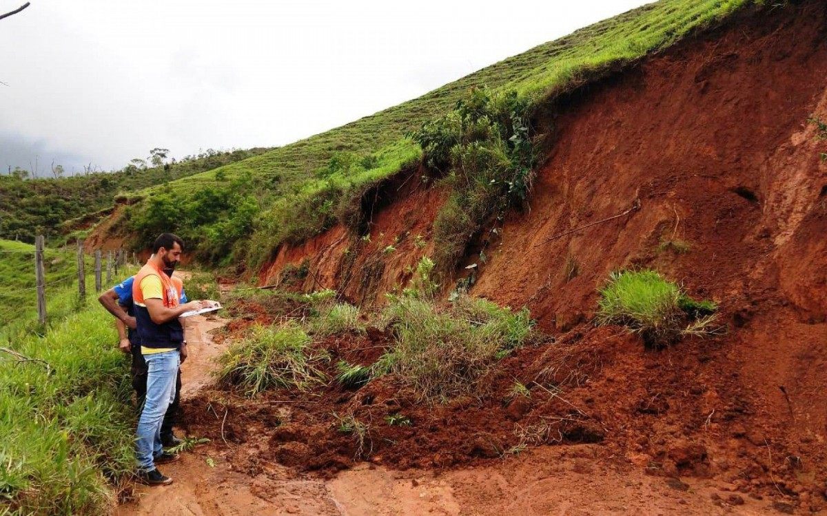 Deslizamentos de terra, alagamentos de residências e queda de ponte estão entre os problemas causados pela forte chuva 
