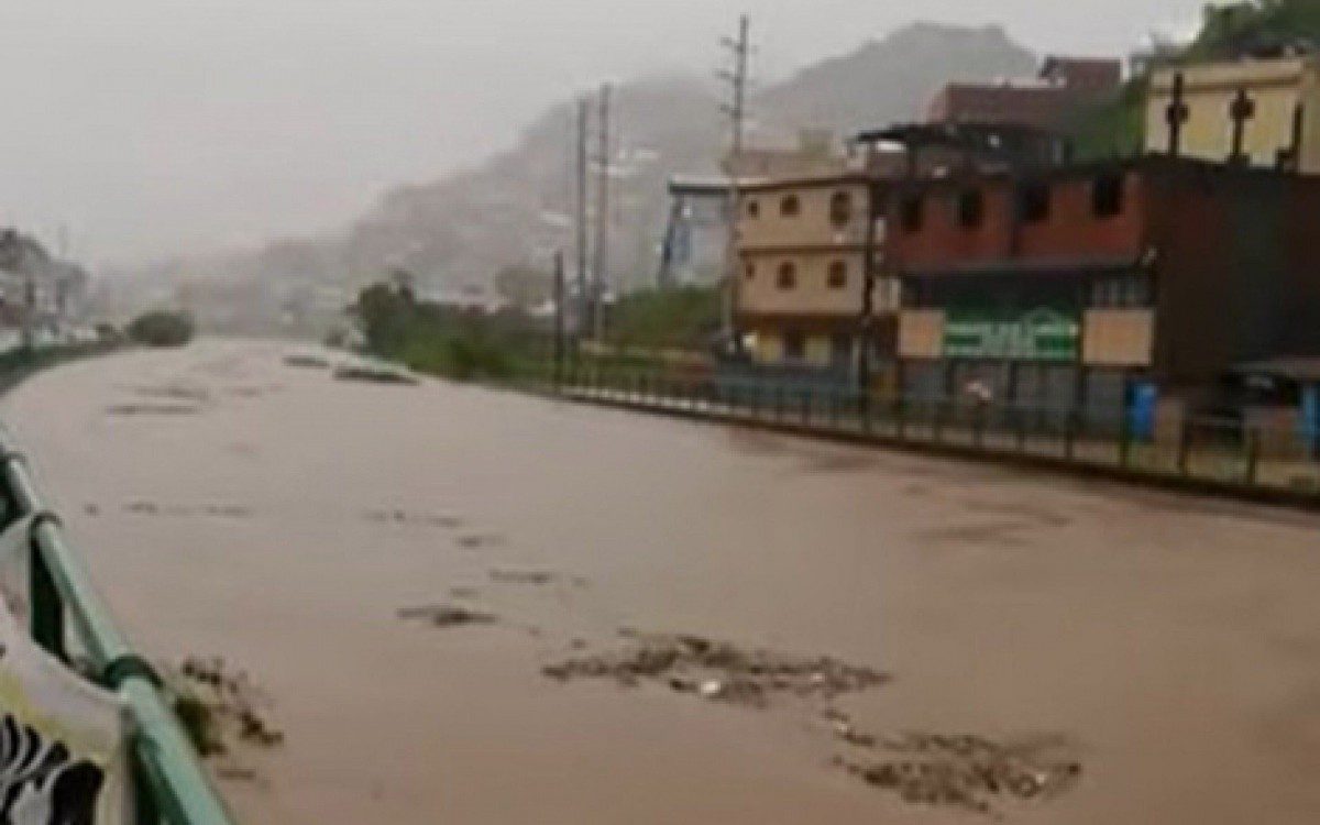 Rio Bengalas encheu a ponto de transbordar em alguns pontos da cidade