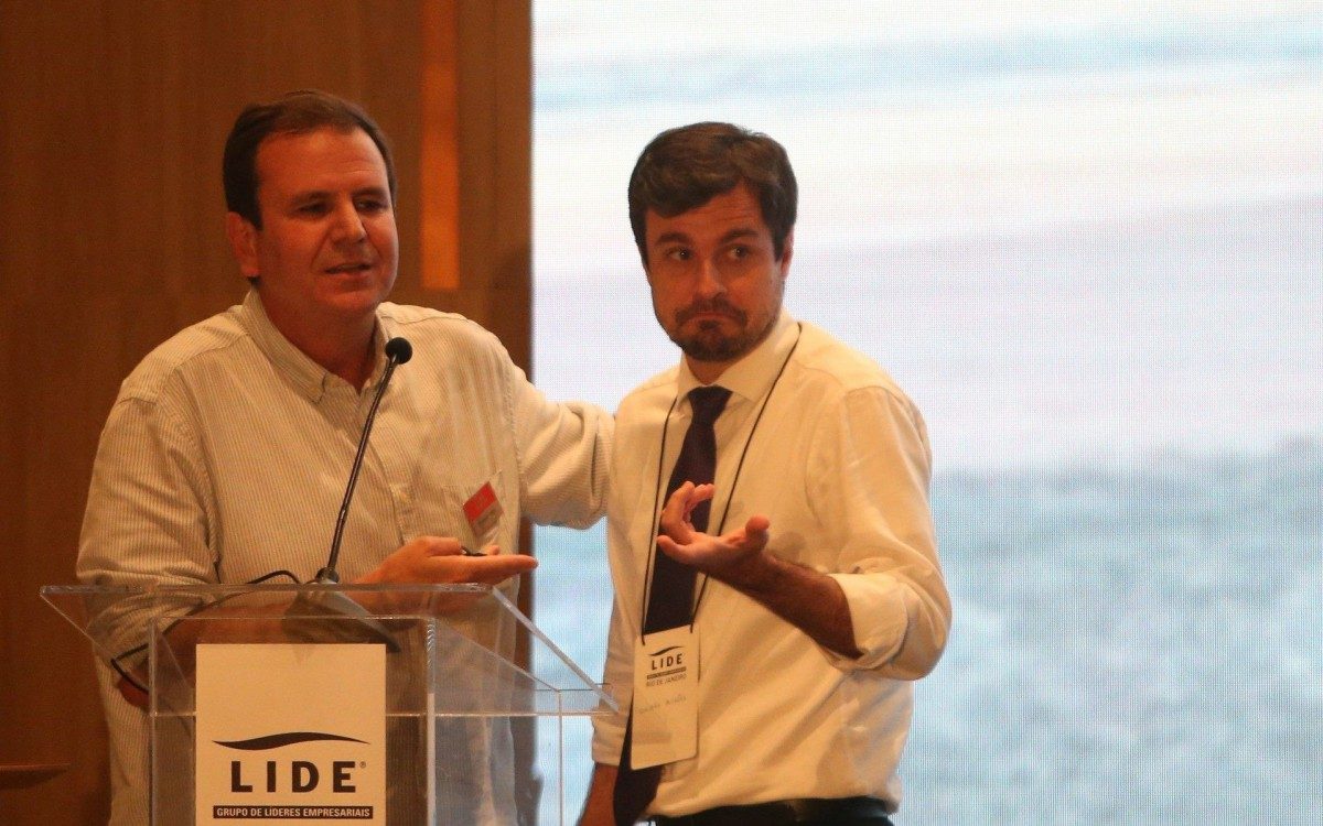 Eduardo Paes apresenta Chic&atilde;o Bulh&otilde;es que ser&aacute; o futuro secret&aacute;rio de Desenvolvimento Econ&ocirc;mico e Inova&ccedil;&atilde;o, em evento para empres&aacute;rios em Copacabana - Daniel Castelo Branco