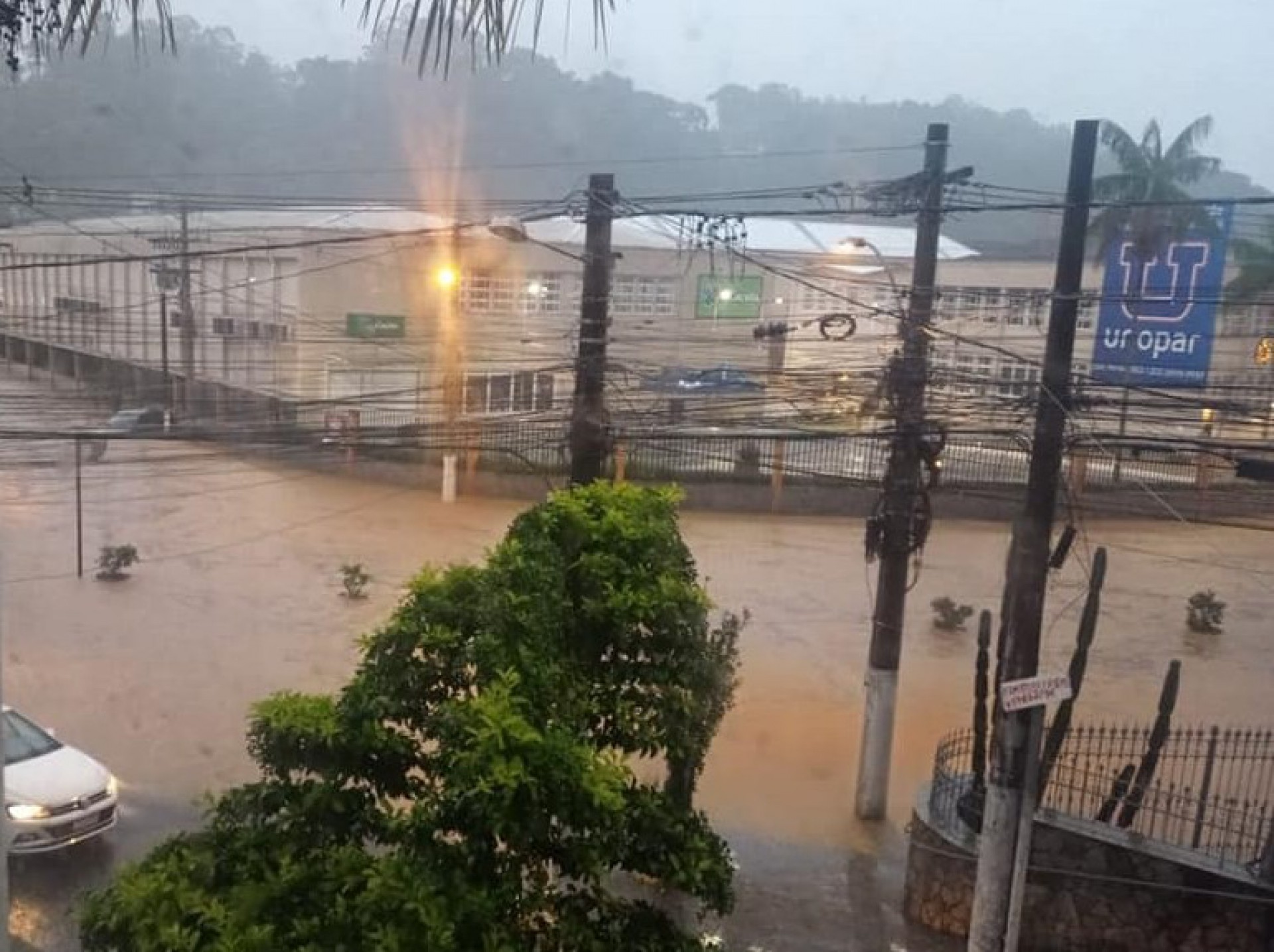 No Centro, transbordamento do rio causou alagamento pr&oacute;ximo a antiga F&aacute;brica de Rendas Arp - Reprodu&ccedil;&atilde;o Redes Sociais 