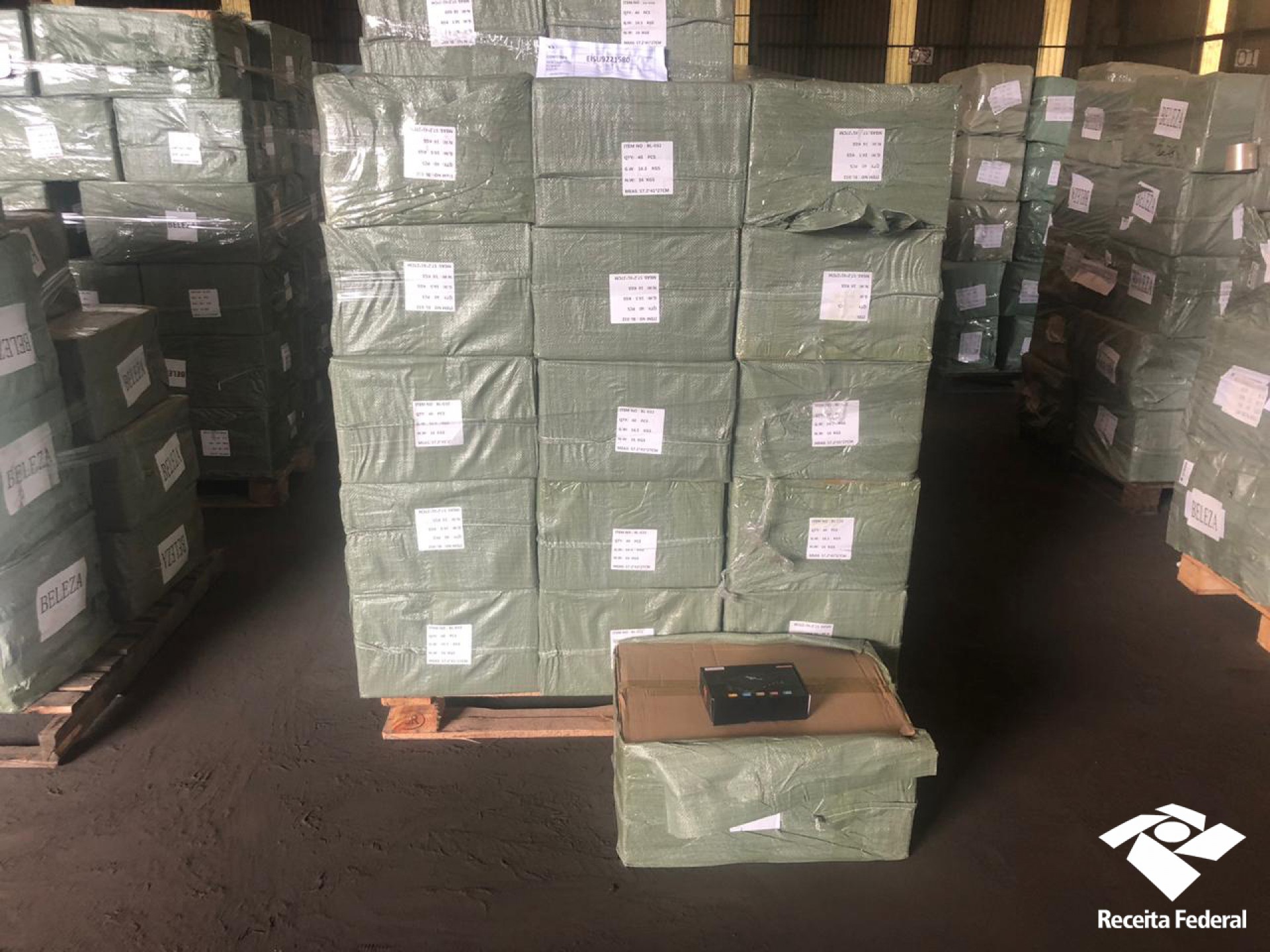 Vídeo: Receita Federal apreende mais de 51 mil aparelhos de TV box em Itaguaí