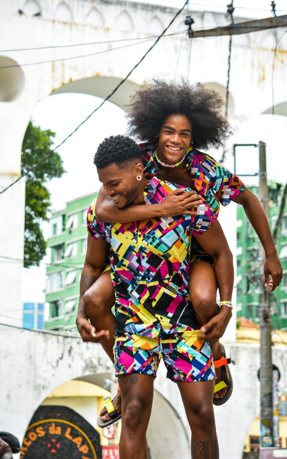 Rafael Horst e Kibba se divertem em sessão de foto da marca